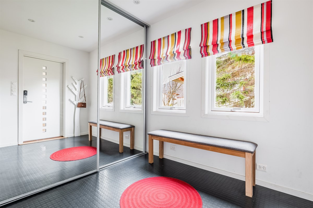 Yttergang med speilgarderobe