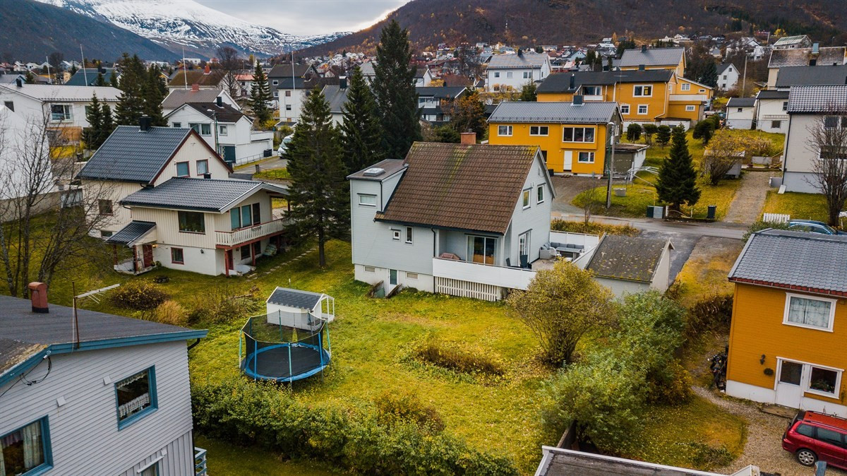Bolig ligger skjermet til med hage og fin boltreplass på plen