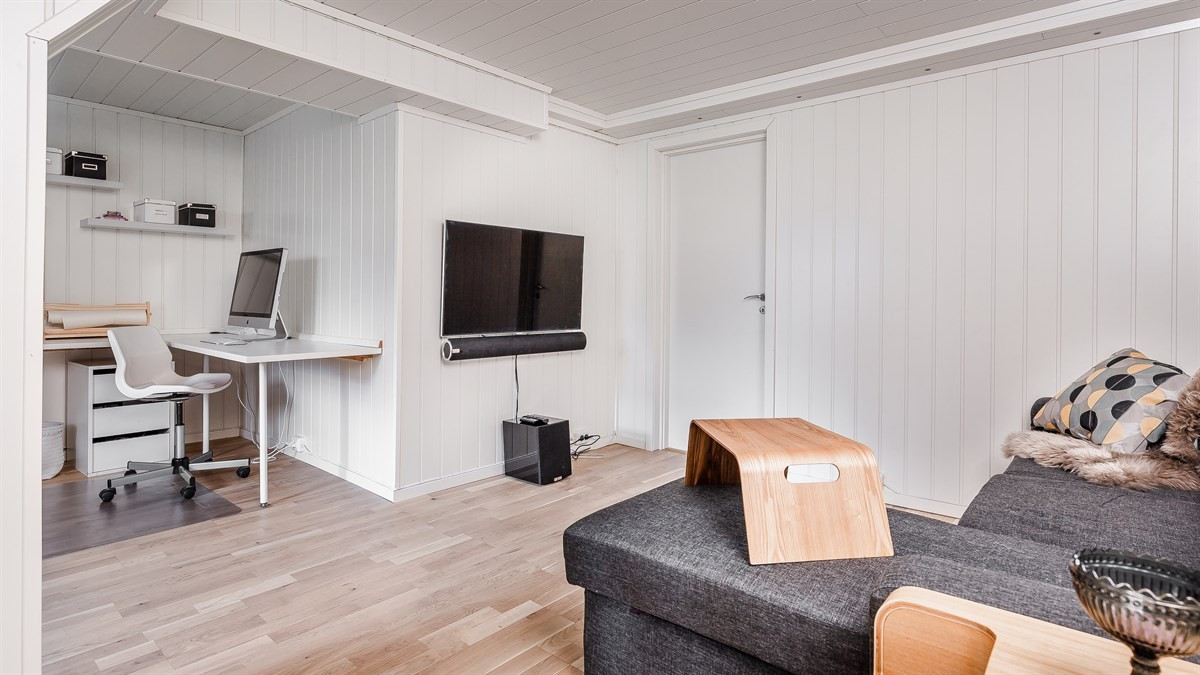 Herfra kan man gå inn til bod og et uinnredet areal på ca. 30 kvm