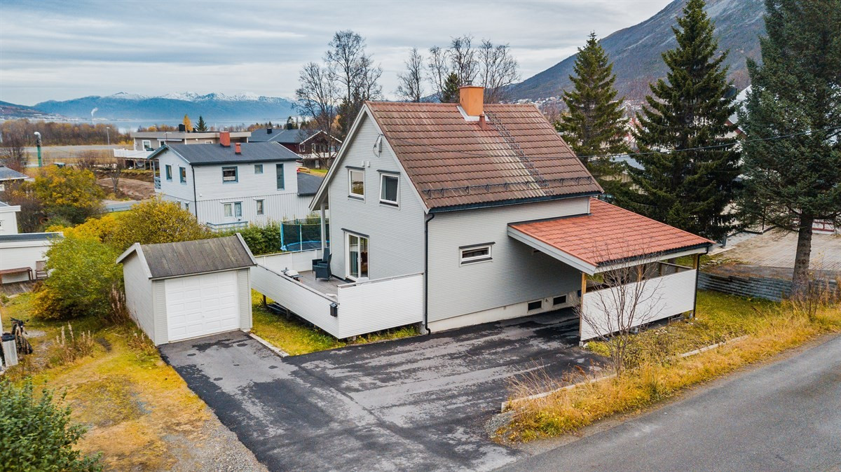 Det er rikelig med parkering i både carport tilknyttet inngangsparti, samt garasje og på tomt