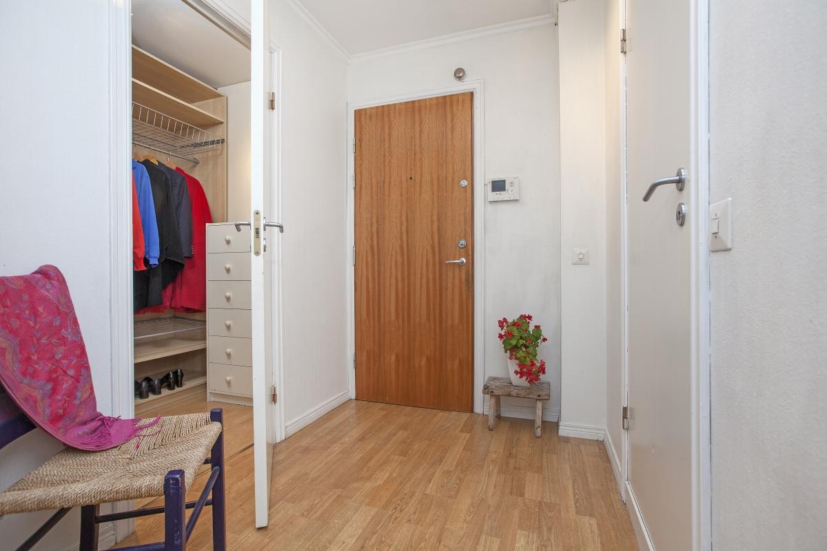 Det første som møter deg er en lys og fin entré med tilgang til garderoben. Galleribilde