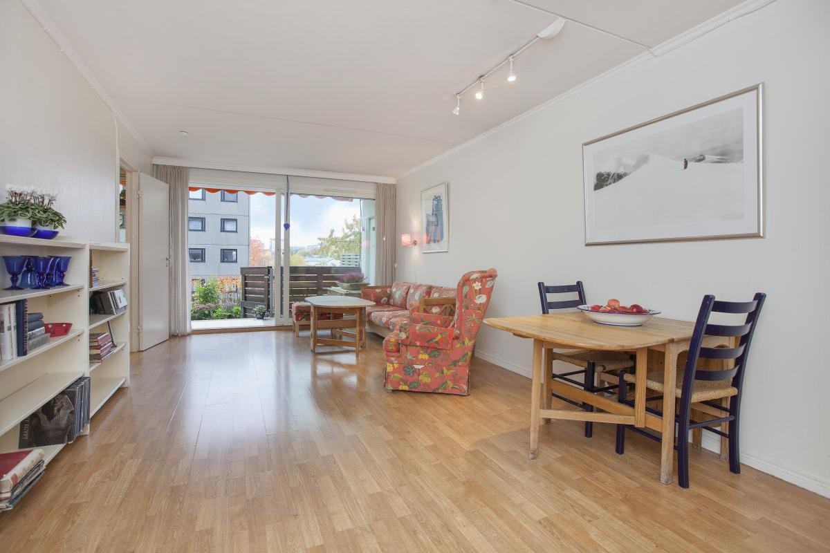 Det er god plass for spisebord i stuen. Galleribilde