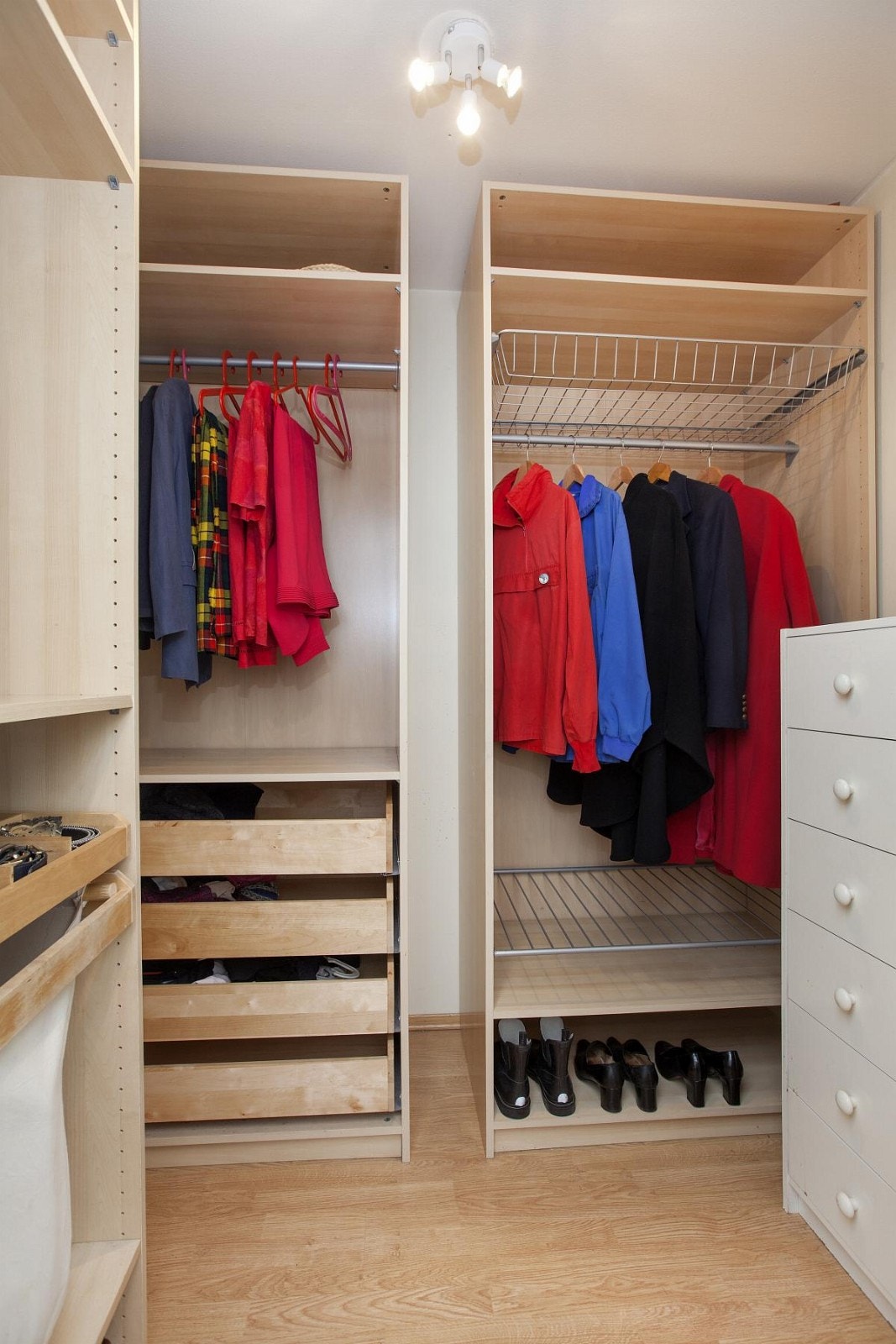 Gode oppbevaringsmuligheter for sko og yttertøy i tilknyttet garderobe/bod i entréen. Galleribilde