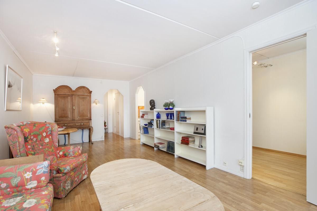 Takhøyden i stuen er målt til 2,45 m. Galleribilde