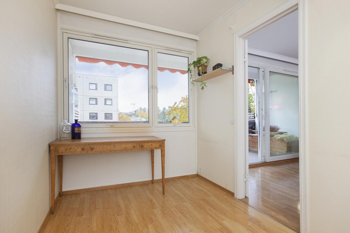 Soverommet har lyse overflater og stort vindu som gir rommet luft og lys. Galleribilde