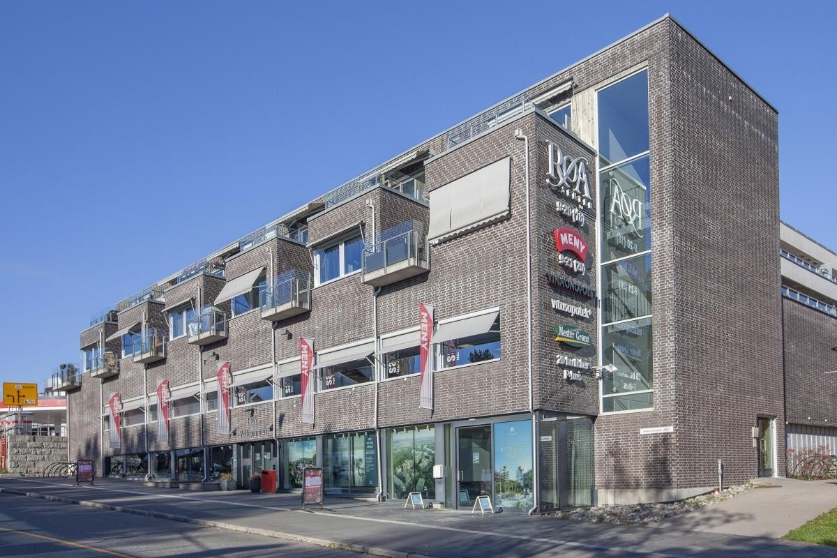 Det er ca. 5 min gange til Røasenteret og Røa, her er det ulike matbutikker, to sportsbutikker, vinmonopol, kles- og interiørbutikker, to bokhandlere, lekebutikk, Jernia, to blomsterbutikker, parfymeri, frisører, Baker Hansen og Kaffebrenneriet. Galleribilde