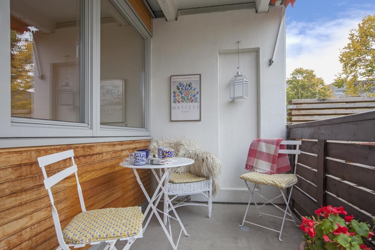 Leiligheten har en lun og hyggelig overbygget balkong mot sydvest med gode solforhold. Galleribilde