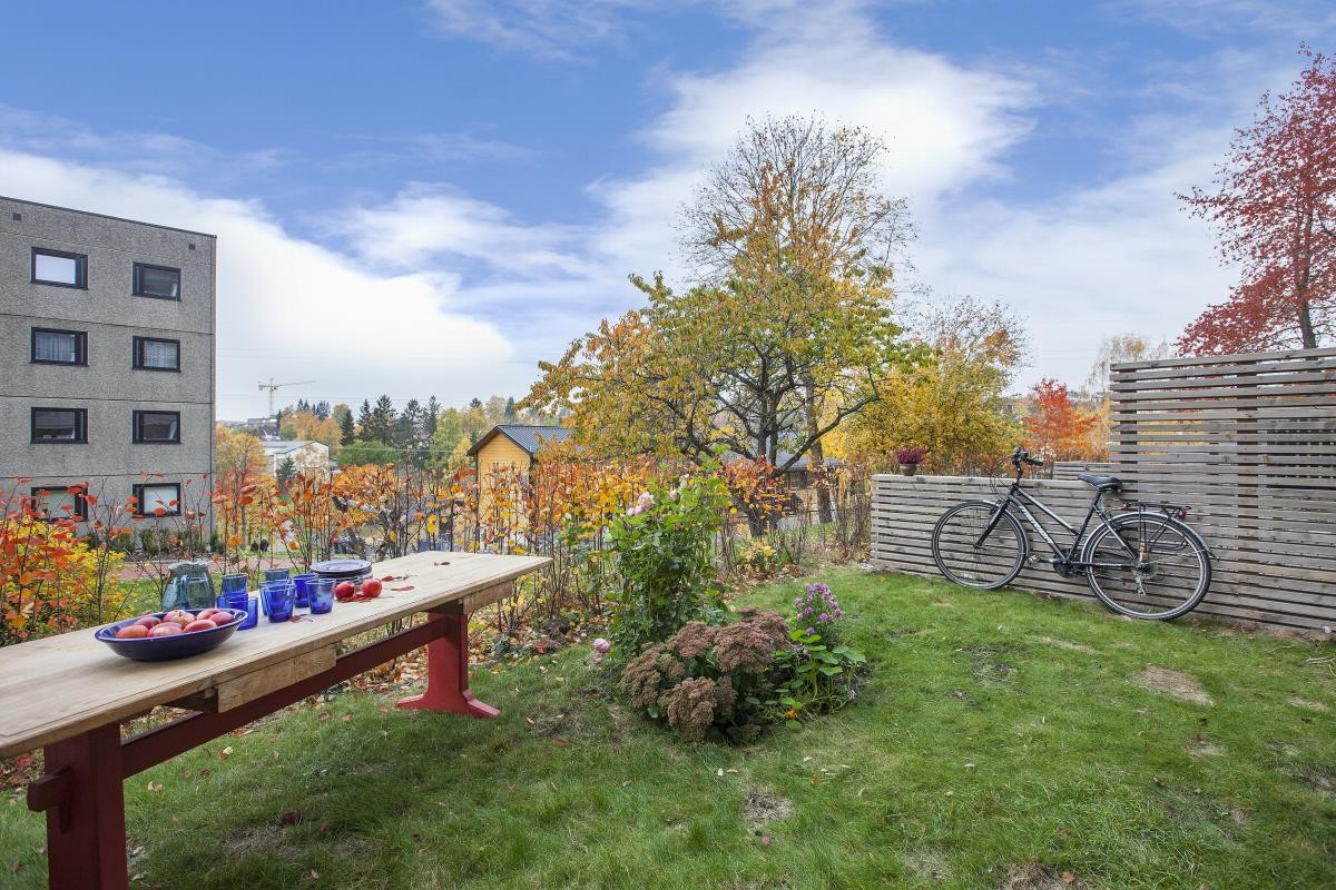 Hagen ligger sydvestvendt og har derfor gode solforhold. Om sommeren blir utearealet en herlig forlengelse av leiligheten. Galleribilde