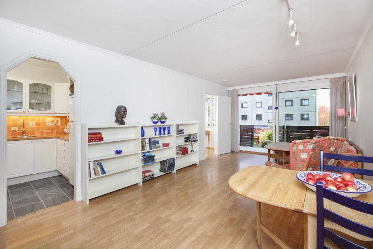 I leiligheten er det delvis åpen stue/kjøkkenløsning. Galleribilde