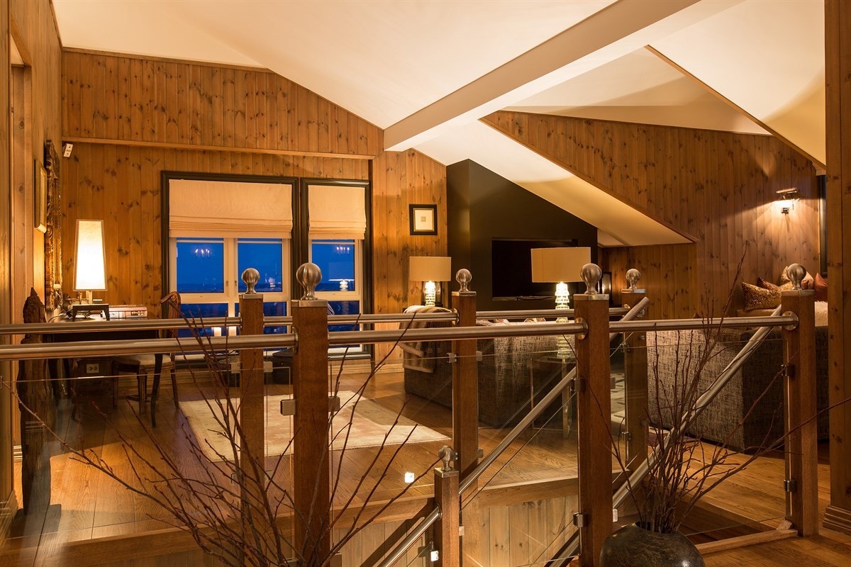 Lekker trapp med glassrekkverk. Galleribilde