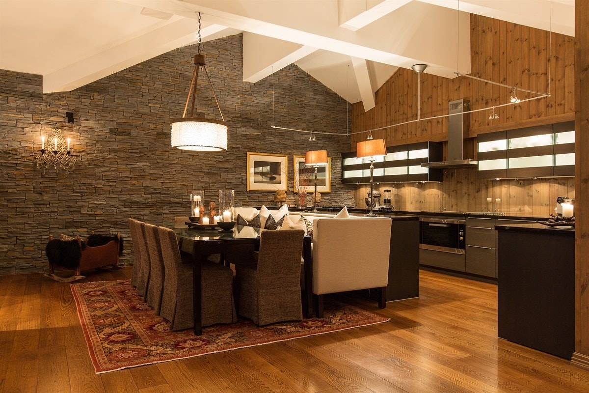 Plass til stor spisestue mot kjøkkenøy. Galleribilde