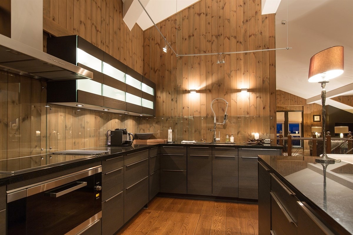 Lekkert kjøkken med alt av integrerte hvitevarer Galleribilde