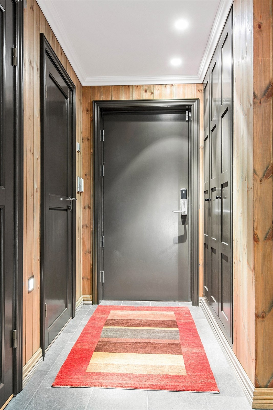 Inngangsdør med kodelås, styres med en app. Galleribilde