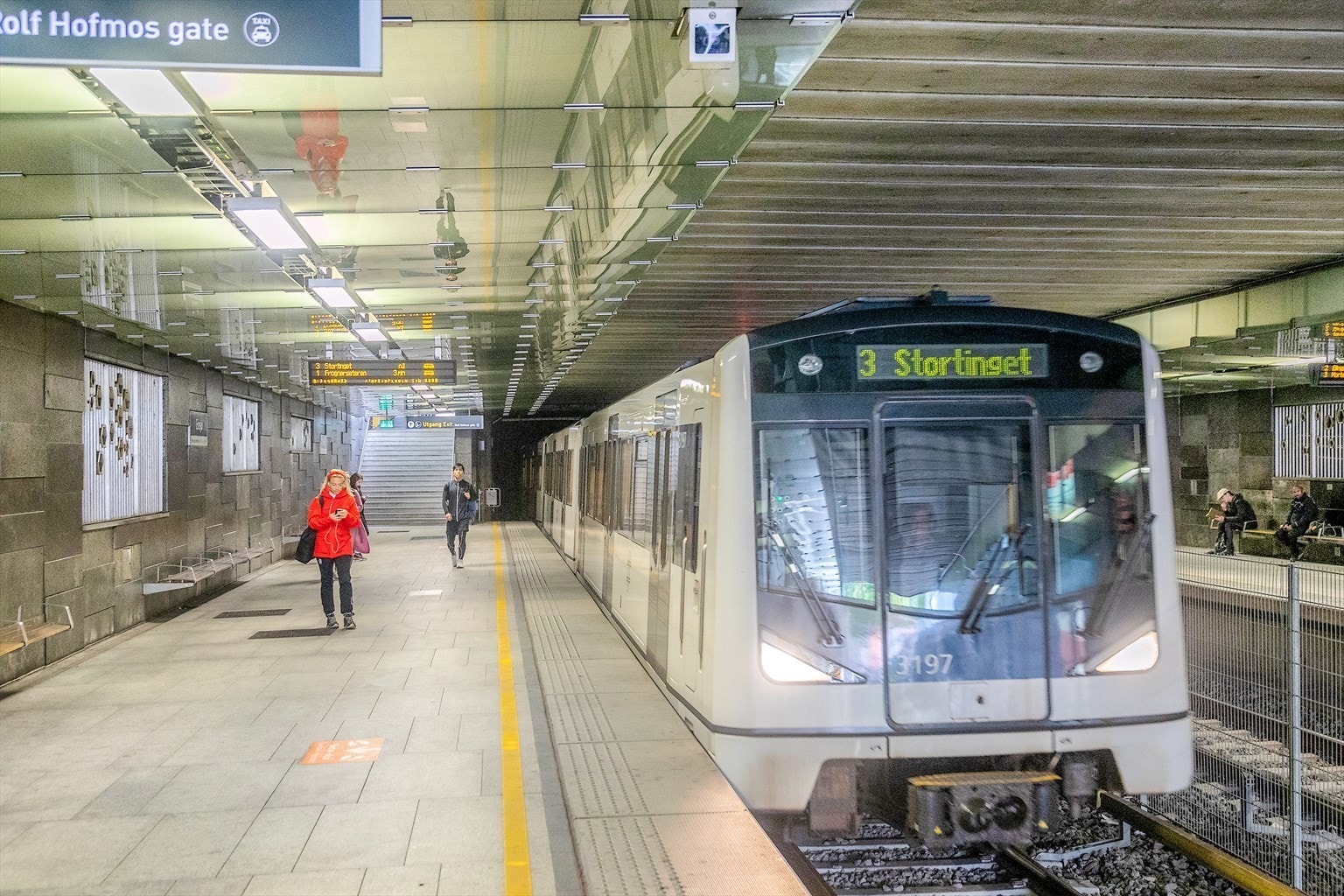 Her går det fire ulike T-bane linjer (1-4), så du rekker ikke å se på rutetabellen før tbane kommer Galleribilde