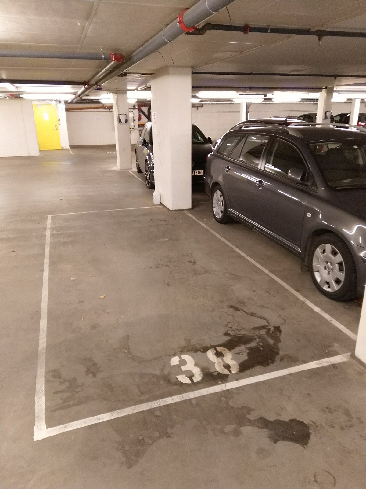 Stor og frittliggende garasjeplass med enkel inn- og utkjøring Galleribilde