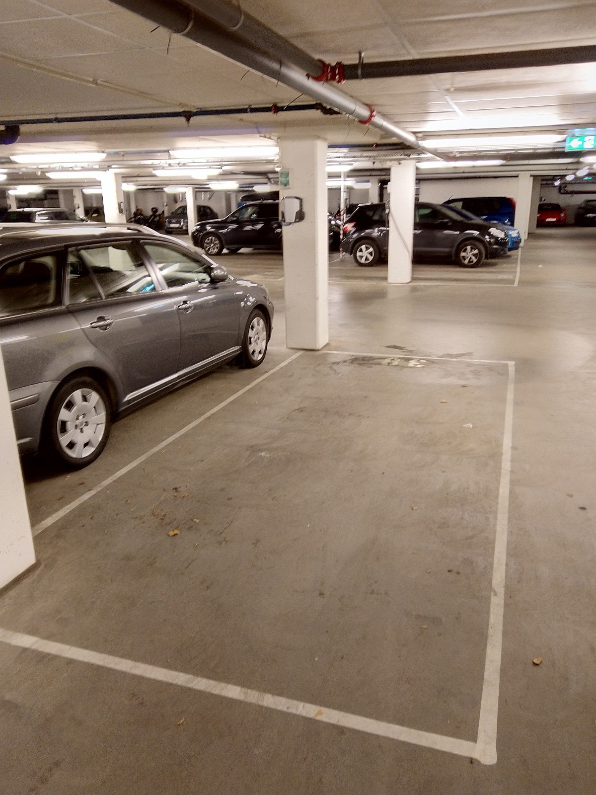 Stor og frittliggende garasjeplass med enkel inn- og utkjøring Galleribilde