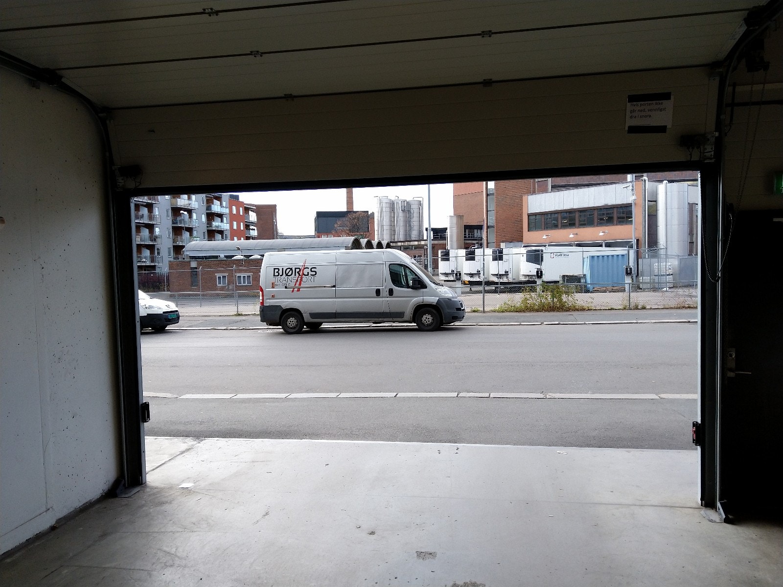 Bred og høy innkjøring rett inn fra gaten Galleribilde