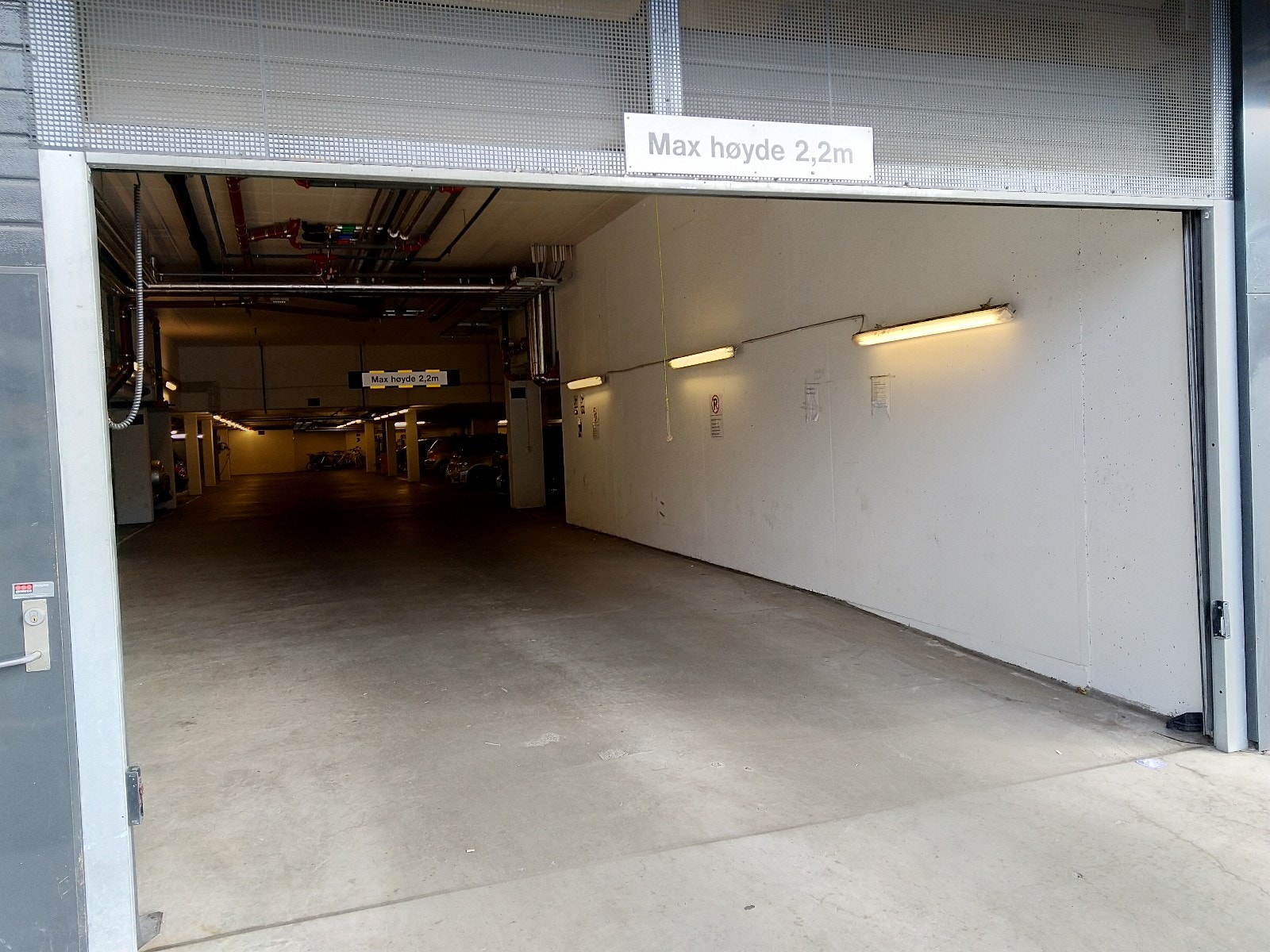 Garasjeport som åpnes automatisk med gjenkjenning av skiltnummer Galleribilde