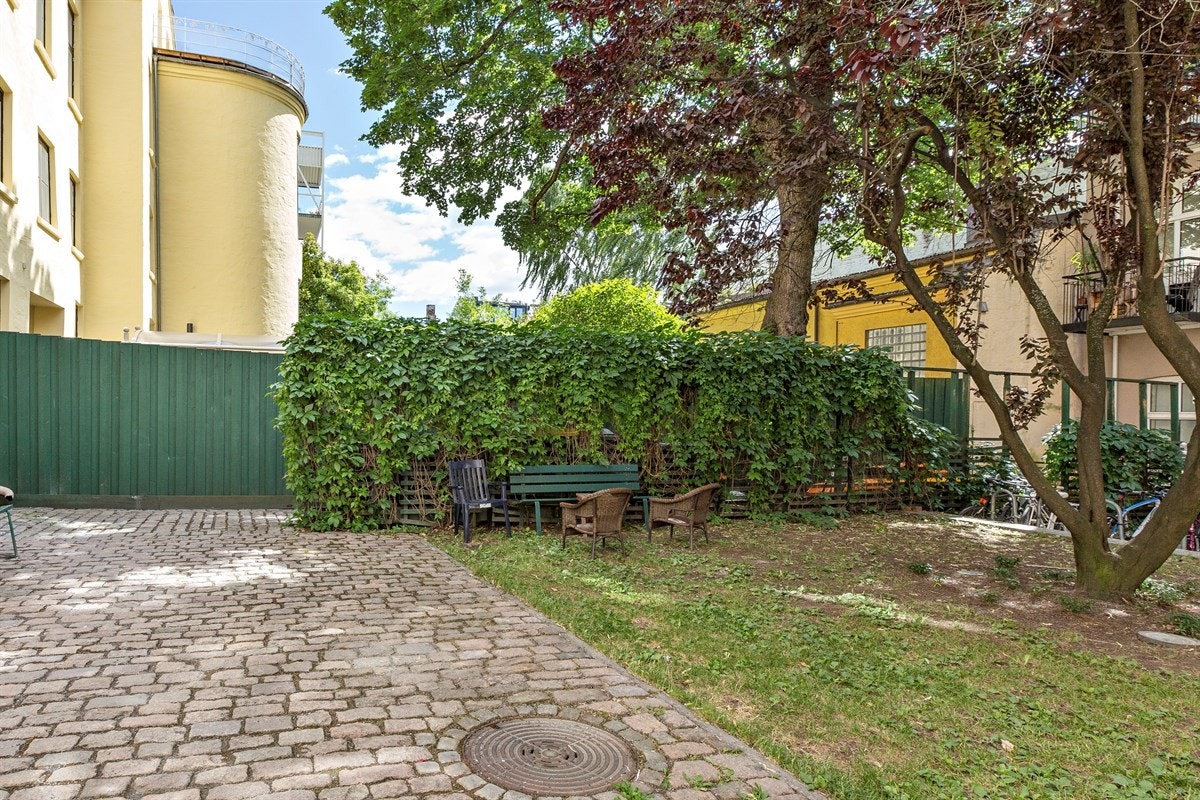 Bakgården er flott opparbeidet med beplantning og sittegrupper. Galleribilde