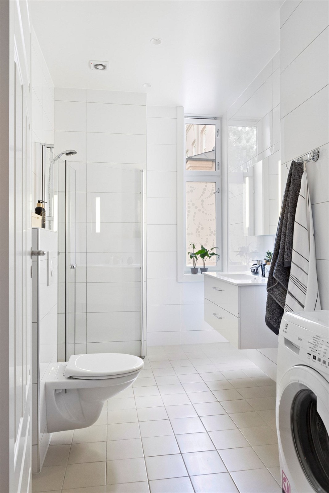 Badet er holdt i tidløse, lekre lystoner med moderne innredning, gulvvarme og downlightsbelysning i himling. Galleribilde