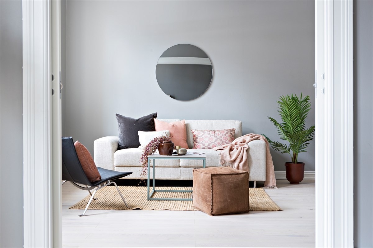 Boligen har gode kvaliteter som peis, generøs takhøyde, stukkatur og rosetter i himling, kombinert med moderne overflater og innredning. Galleribilde