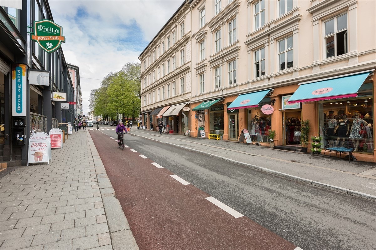 Leiligheten har en sentral og populær beliggenhet på beste Grünerløkka med umiddelbar nærhet til et bredt utvalg av servicefasiliteter, offentlig kommunikasjon og flotte rekreasjonsområder. Galleribilde