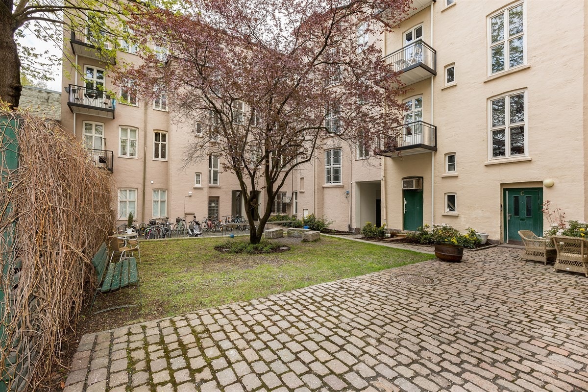 Bakgård. Galleribilde
