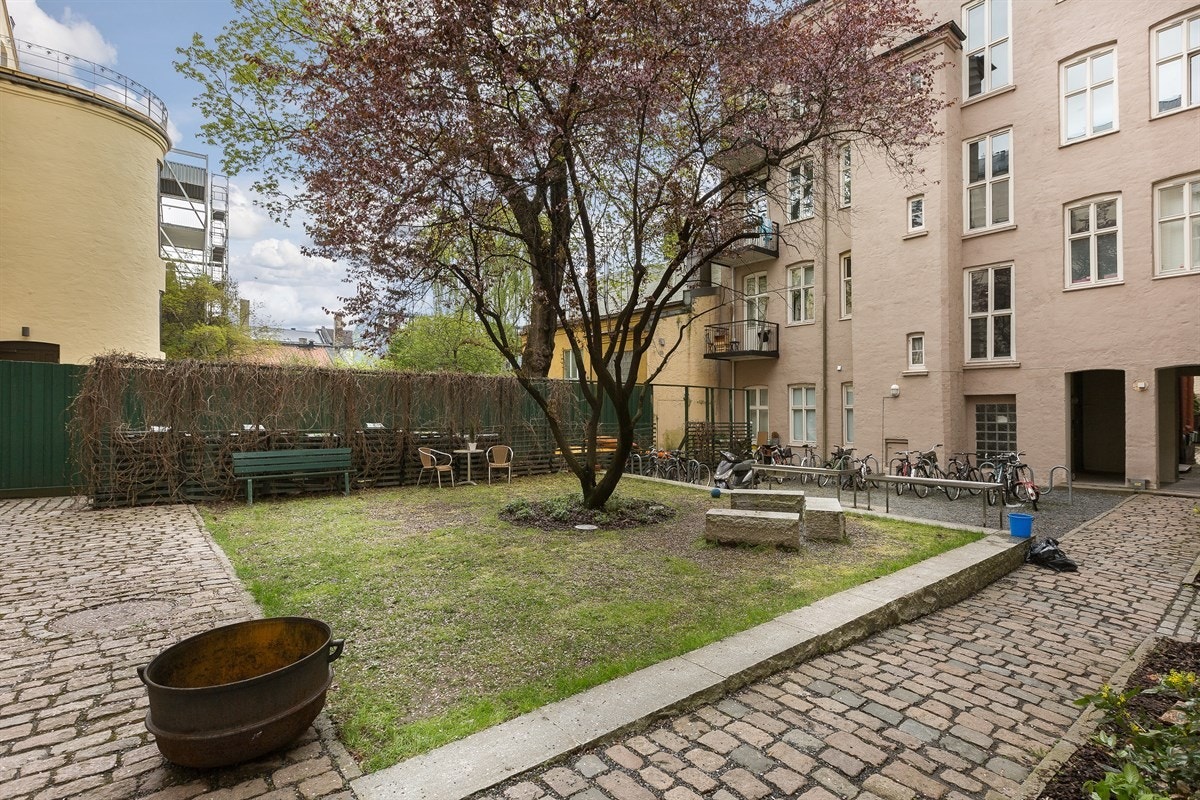 Bakgård. Galleribilde