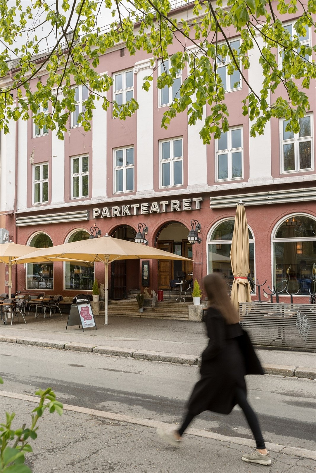 Nyt en god kaffe langs gatekafeene eller trekk deg tilbake i grønne parkomgivelser. Dette nabolaget har noe for en hver smak Galleribilde