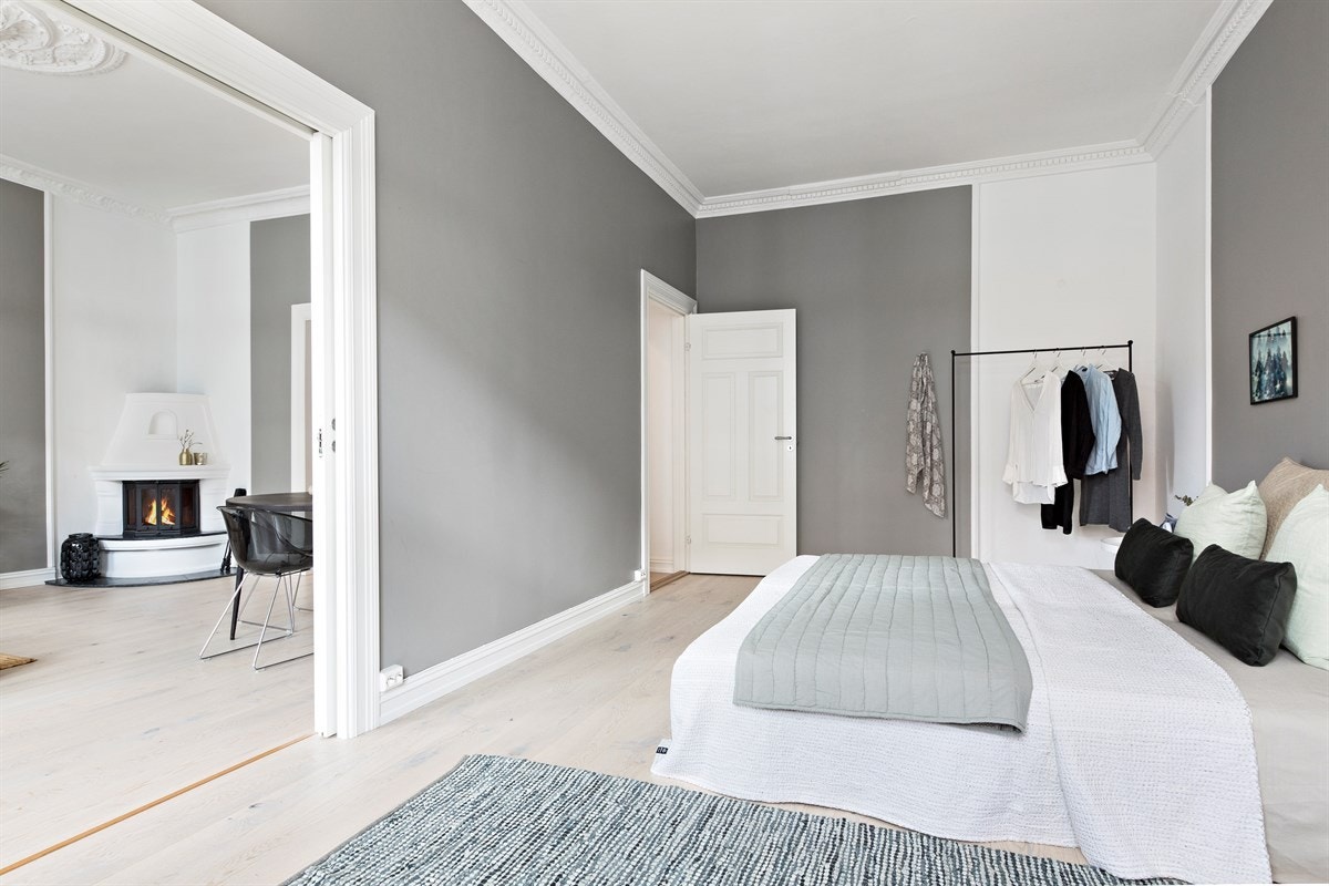 Soverom 2 alt. spisestue. Det er tofløyet, plassbesparende skyvedører mot det ene soverommet, som legger til rette for å kunne bruke rommet som egen spisestue. Galleribilde