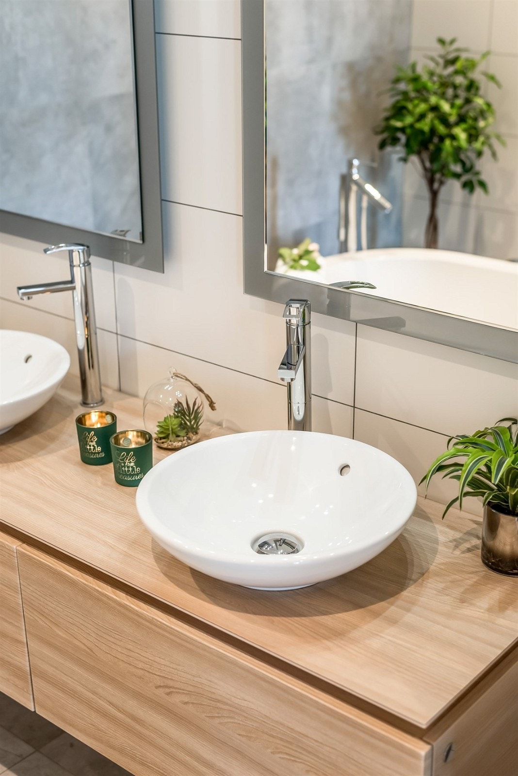 Det er fire bad, to bad ligger i underetasjen, ett i 1. etasje og ett i 2. etasje. Galleribilde