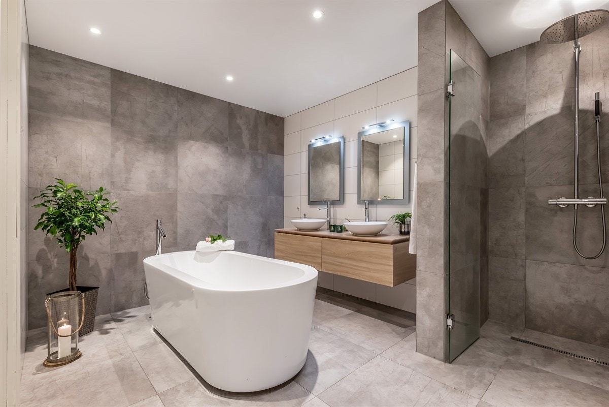 Badet er innredet med dusjnisje med tropisk regn, vegghengt wc med innebygget sisterne, servantskap med påliggende rund vask, oppvarmet speil og praktisk skittentøysjakt ned til vaskerommet. Galleribilde