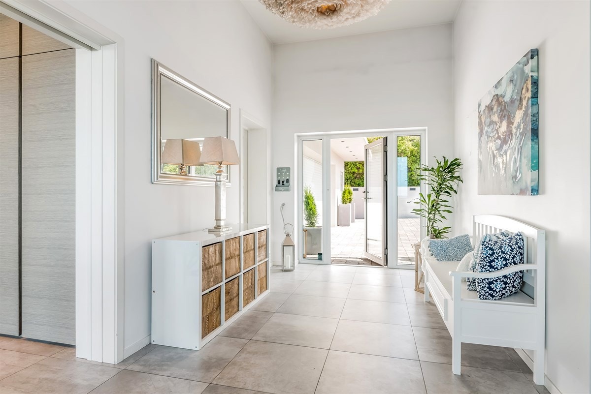 Det er god takhøyde i hele 1. etasje med ekstra høyde i hallen. Galleribilde