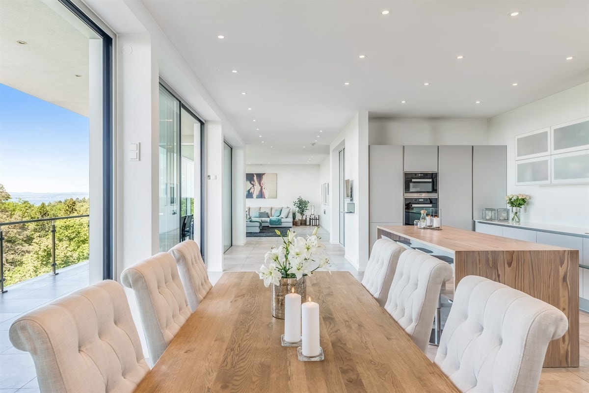 Selve innredningen er fra velkjente HTH og er holdt i et stilrent design som passer boligen godt. Galleribilde