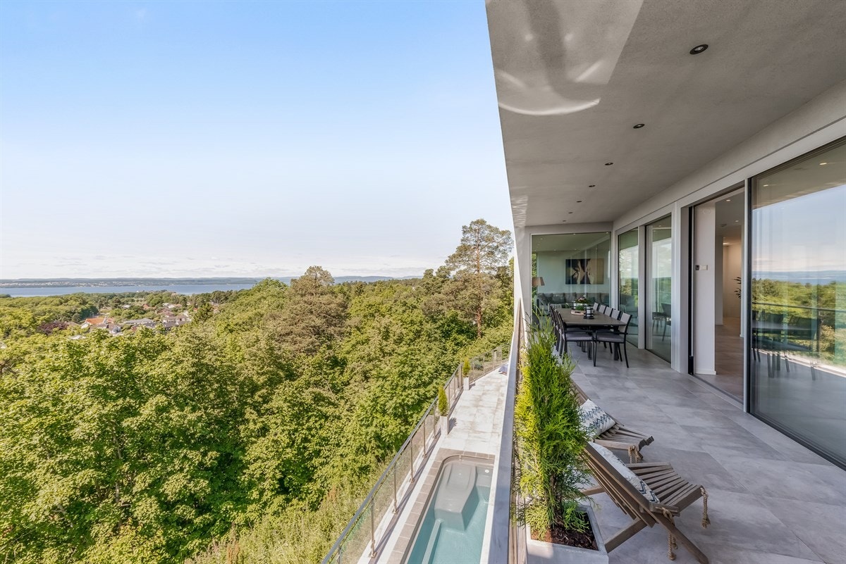 Eiendommen har sol til den går ned i vest, ca, kl. 23:00 ved St. Hans. Galleribilde