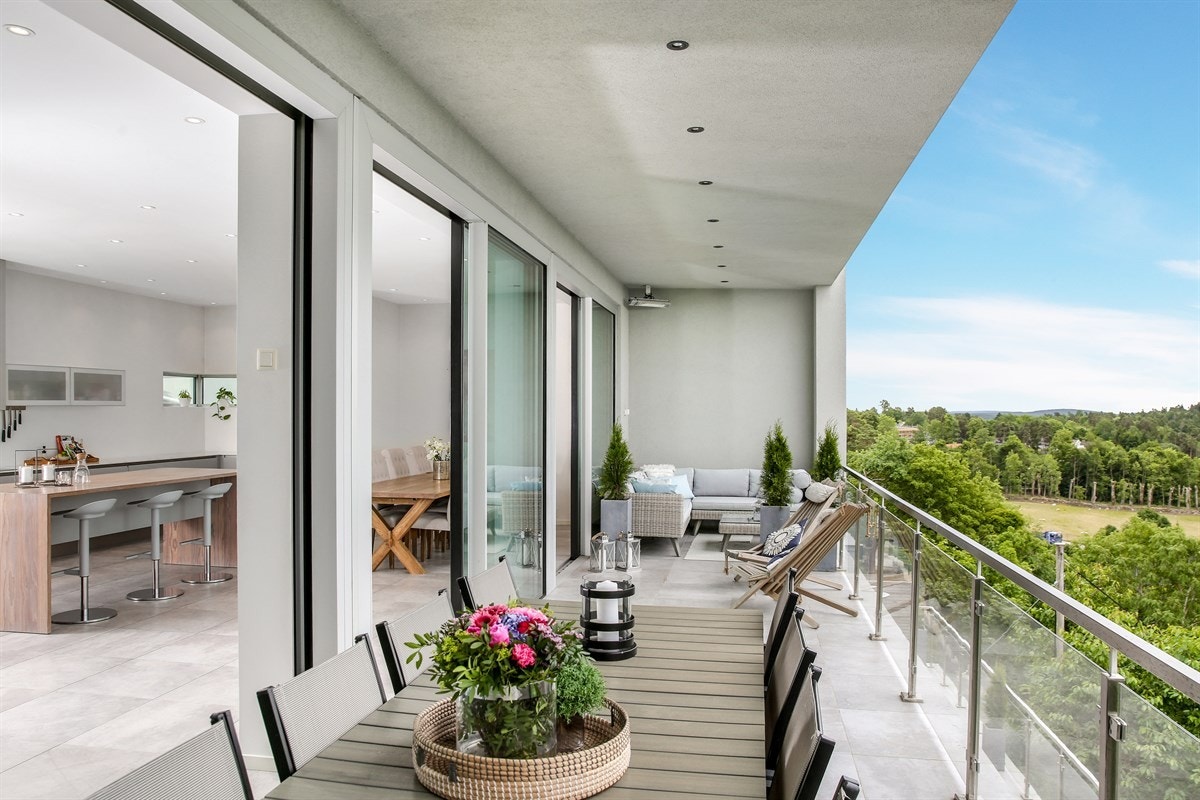 Det er tilrettelagt for frokoster og middager på balkongen. Galleribilde