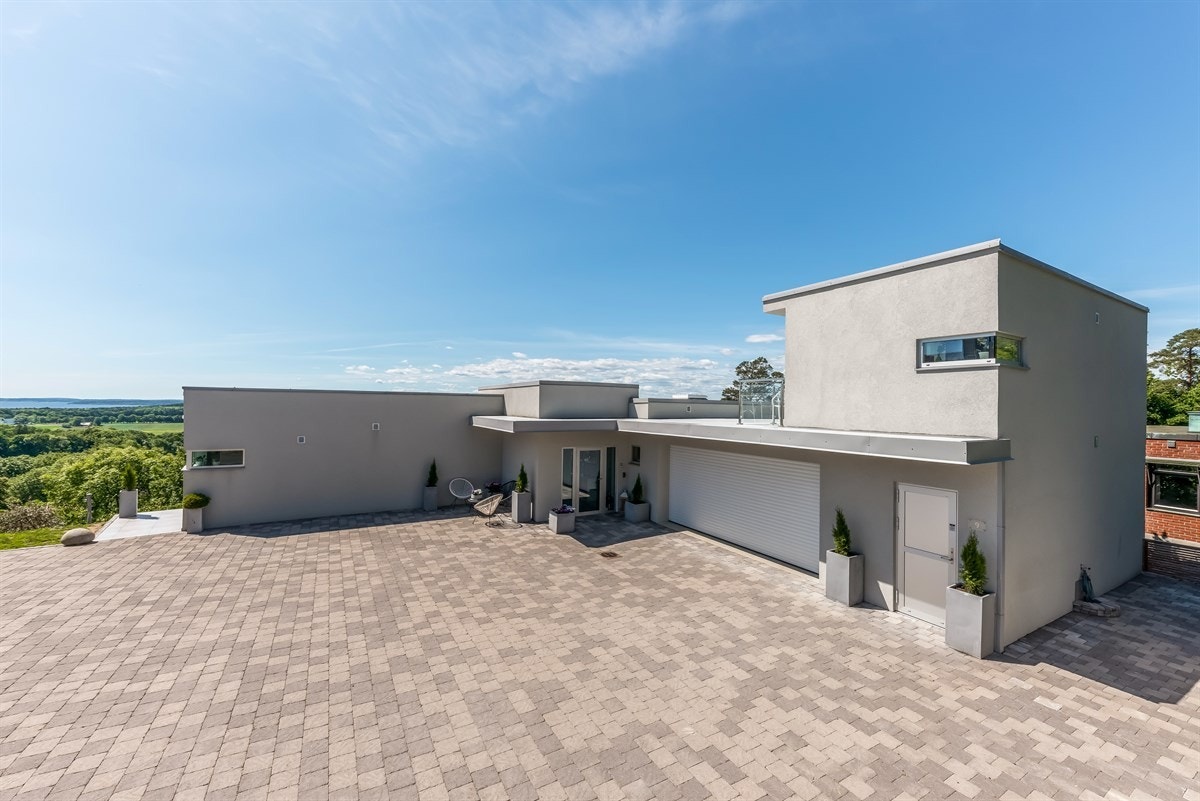 Stor arkitekttegnet enebolig fordelt over tre plan. Galleribilde