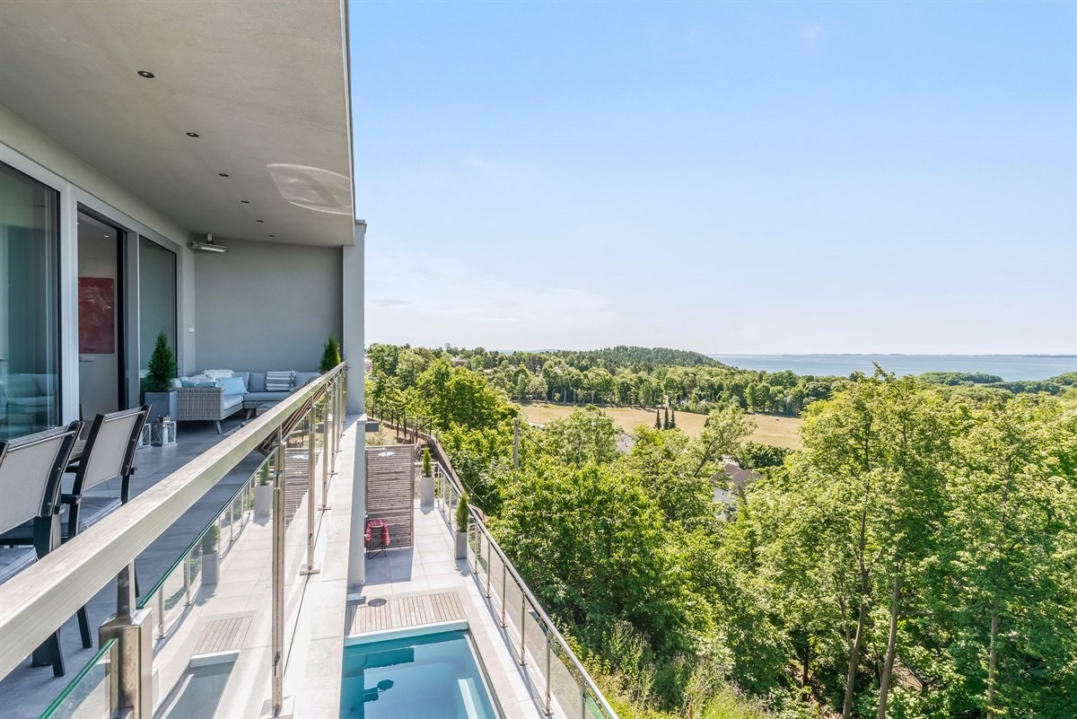 Tomten er opparbeidet i front og på langsidene, ellers naturtomt med naturlig vegetasjon. Galleribilde