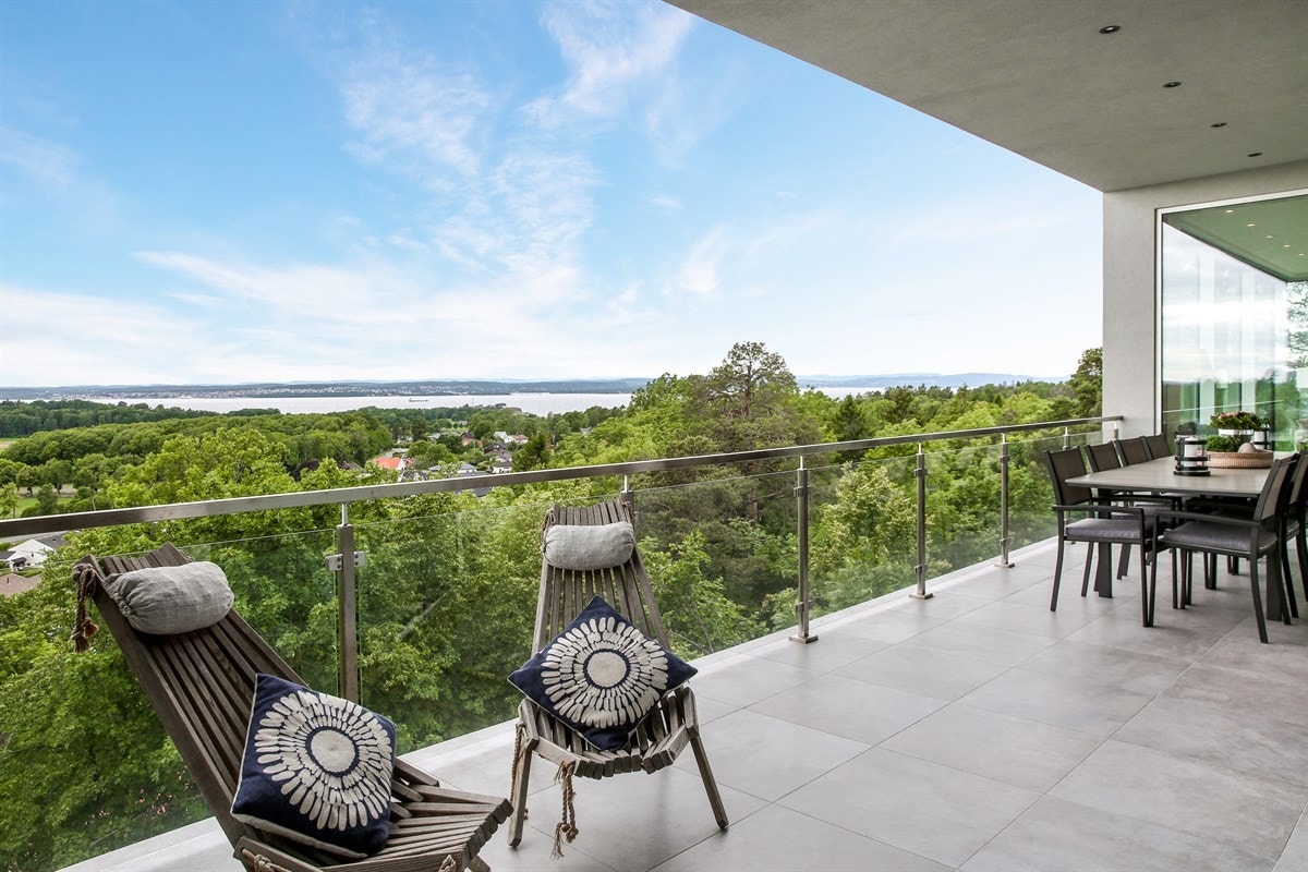 Balkong med utgang fra kjøkken og stue. Galleribilde