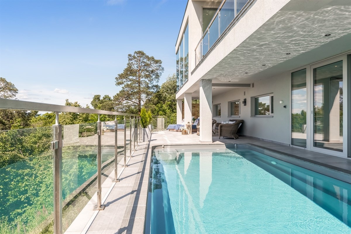 Saltvannsbasseng og stor terrasse. Galleribilde