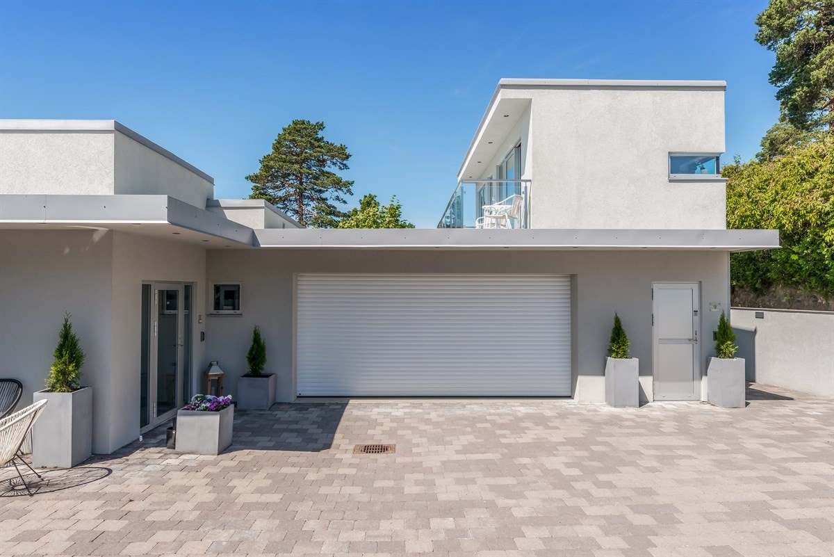 Det er gårdsplass med belegningsstein. Varmekabler oppdelt med 3 soner på gårdsplassen. Galleribilde