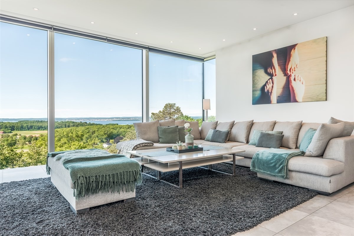 Det er store vindusflater som gir mye lys og god utsikt til fjorden fra de fleste rom. Galleribilde