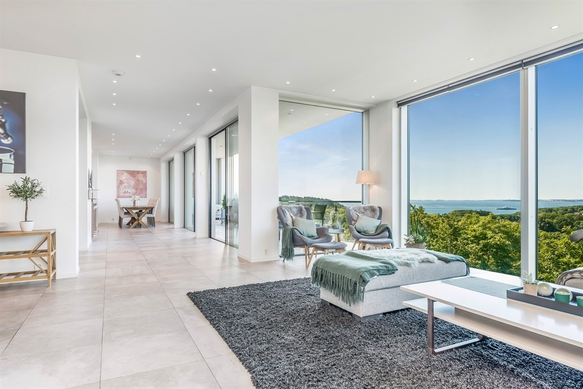 Det er nisje for flatskjerm, høyttalere og stereo. Galleribilde