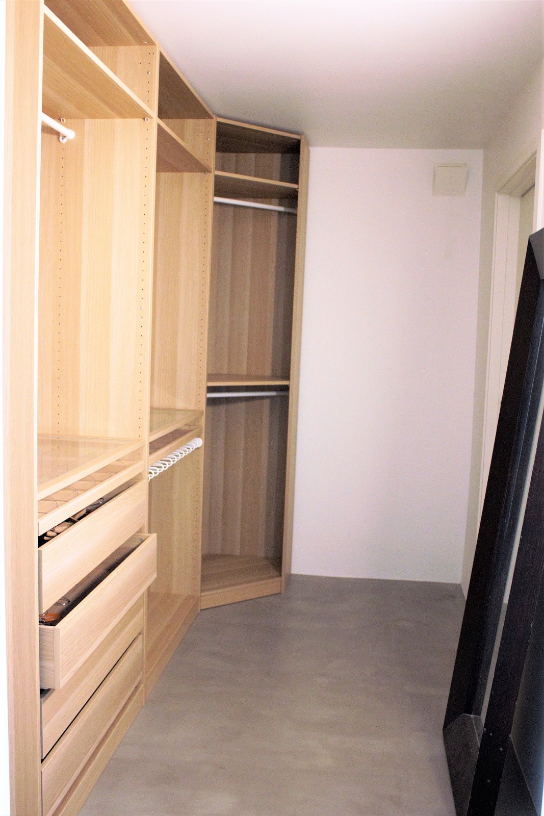 Oppbevaringsplass/walk in closet inngangsparti Galleribilde