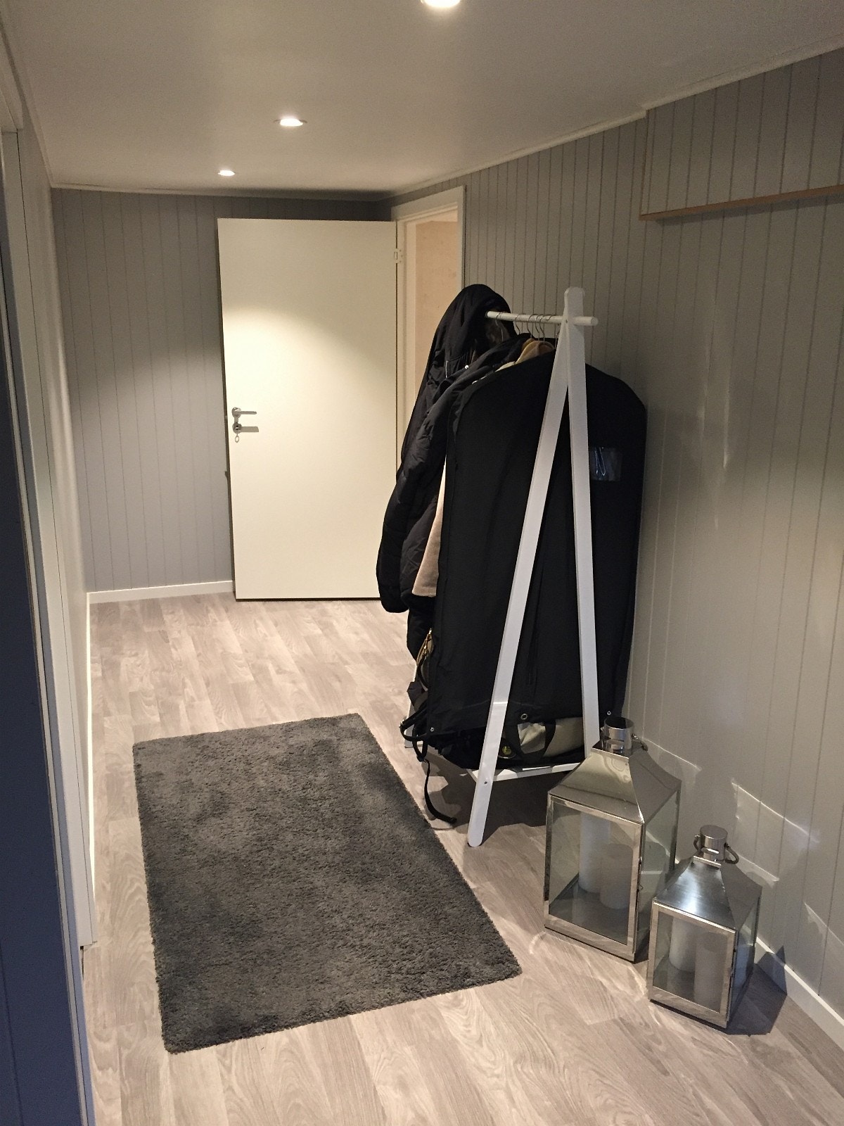 Romslig yttergang med stor bod Galleribilde