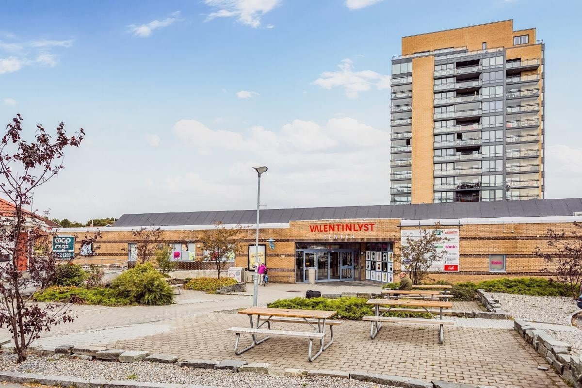 Valentinlystsenteret, med apotek, legesenter, treningssenter, vinmonopol, og diverse butikker. 10 minutter gangavstand. Galleribilde