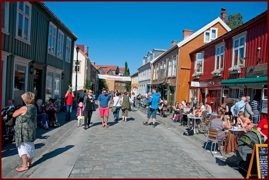 Bakklandet, Trondheims gamleby, med sine mange kafeer og restauranter. 15 minutter gangavstand. Galleribilde
