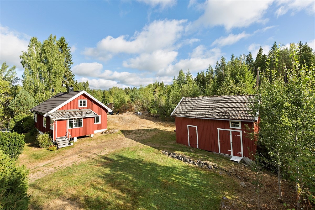 Eiendommen er blitt utleid og brukt som fritidsbolig i ca. 30 år, og per i dag er det kun betalt hytterenovasjon på boligen. Galleribilde