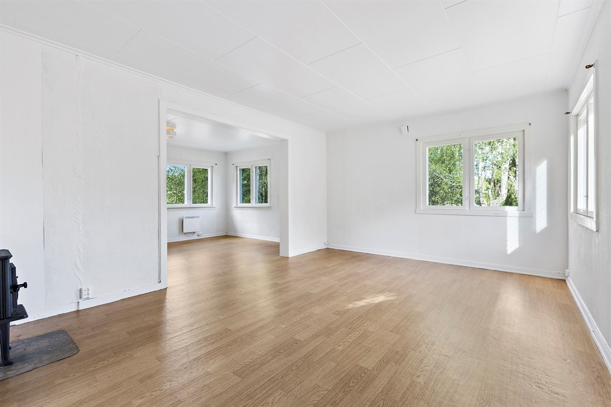 Begge stuene er hvitmalte og lar seg enkelt innrede med sofagruppe og tilhørende møbler, samt fullt spisestuemøblement. Galleribilde