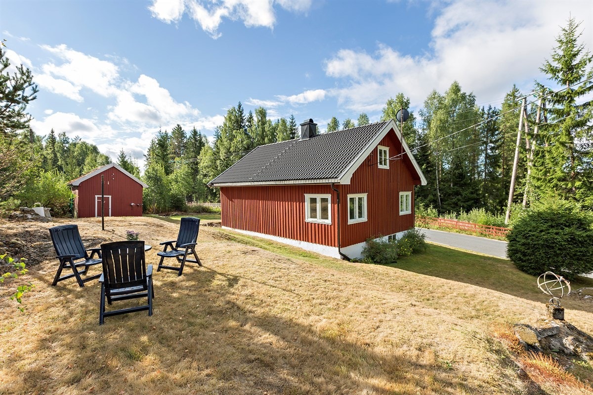 Tomten er opparbeidet med plenarealer, diverse beplantning og det er noe naturtomt. Galleribilde